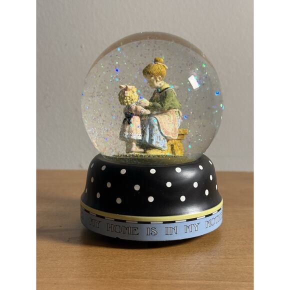 2001 MARY ENGELBREIT SNOW GLOBE "MY HOME IS IN MY MOTHERS EYES" GREEN SLEEVES - Picture 3 of 9